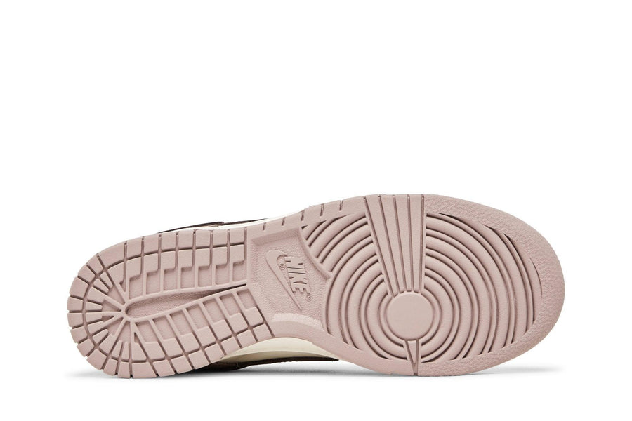 Vista traseira do Nike Nike Dunk Low Diffused Taupe mostrando calcanheira e detalhes do solado