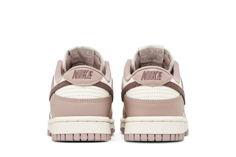 Vista superior do Nike Nike Dunk Low Diffused Taupe mostrando abertura, lingueta e cadarços