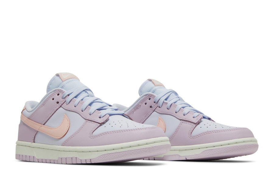 Vista frontal do Nike Nike Dunk Low Easter 2022 Colorido mostrando biqueira e costuras