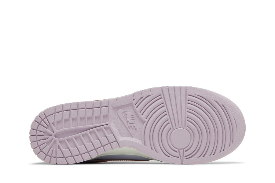 Vista traseira do Nike Nike Dunk Low Easter 2022 Colorido mostrando calcanheira e detalhes do solado