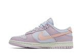 Vista lateral do Nike Nike Dunk Low Easter 2022 Colorido mostrando design do cabedal e logo da marca