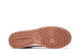Vista traseira do Nike Nike Dunk Low Fossil Rose Azul/Rosa mostrando calcanheira e detalhes do solado