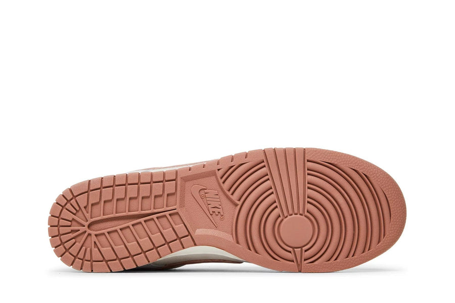 Vista traseira do Nike Nike Dunk Low Fossil Rose Azul/Rosa mostrando calcanheira e detalhes do solado