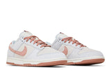Vista frontal do Nike Nike Dunk Low Fossil Rose Azul/Rosa mostrando biqueira e costuras