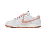 Vista lateral do Nike Nike Dunk Low Fossil Rose Azul/Rosa mostrando design do cabedal e logo da marca