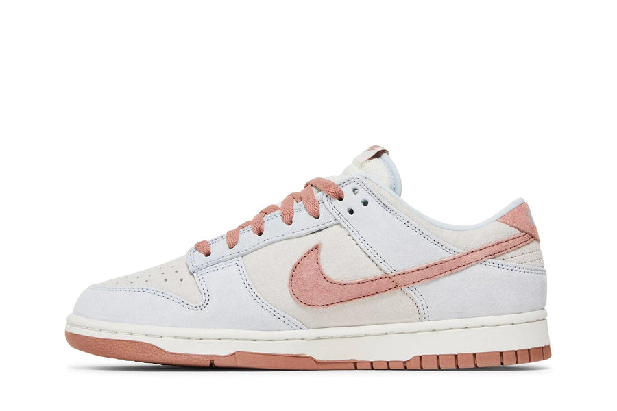 Vista lateral do Nike Nike Dunk Low Fossil Rose Azul/Rosa mostrando design do cabedal e logo da marca