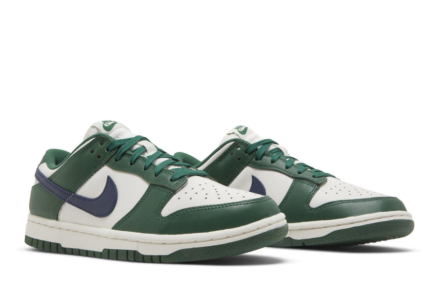 Vista na caixa do Nike Nike Dunk Low Gorge Green Midnight Navy mostrando embalagem original da marca