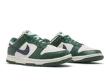 Vista frontal do Nike Nike Dunk Low Gorge Green Midnight Navy mostrando biqueira e costuras