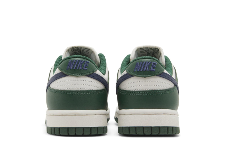 Vista superior do Nike Nike Dunk Low Gorge Green Midnight Navy mostrando abertura, lingueta e cadarços