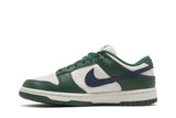 Vista lateral do Nike Nike Dunk Low Gorge Green Midnight Navy mostrando design do cabedal e logo da marca