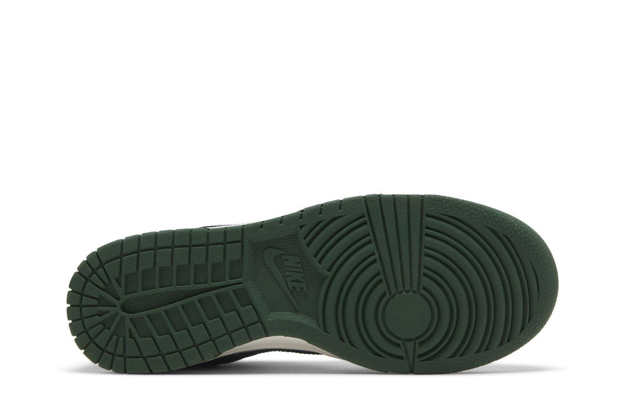 Vista na caixa do Nike Nike Dunk Low Gorge Green Midnight Navy mostrando embalagem original da marca