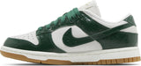 Vista lateral do Nike Nike Dunk Low Green Ostrich mostrando design do cabedal e logo da marca