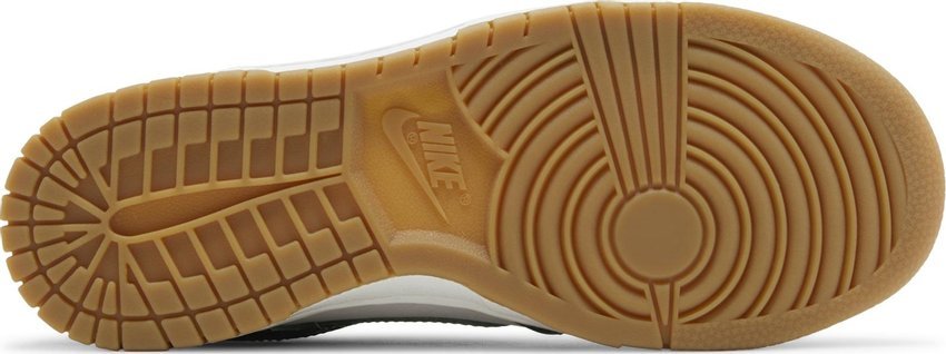 Vista frontal do Nike Nike Dunk Low Green Ostrich mostrando biqueira e costuras