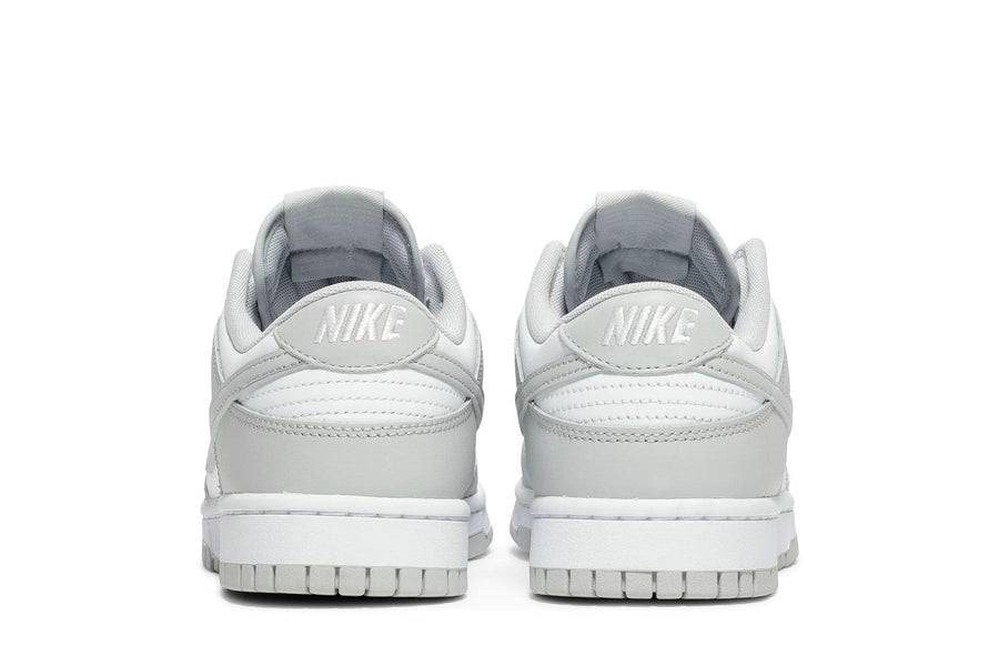 Vista superior do Nike Nike Dunk Low Grey mostrando abertura, lingueta e cadarços