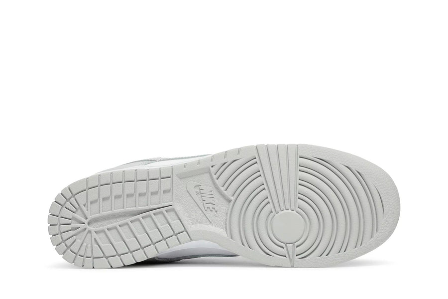 Vista traseira do Nike Nike Dunk Low Grey mostrando calcanheira e detalhes do solado