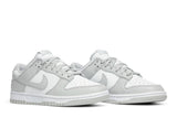 Vista frontal do Nike Nike Dunk Low Grey mostrando biqueira e costuras