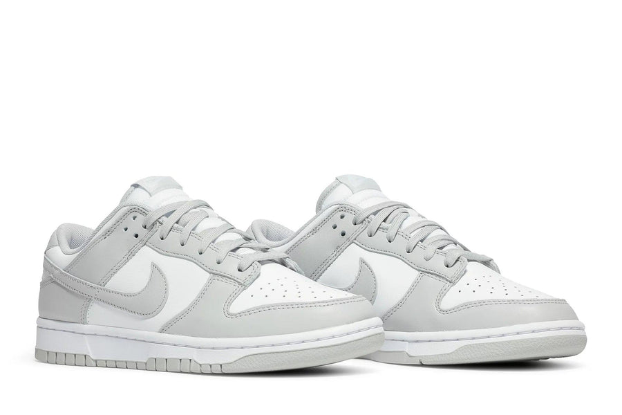 Vista frontal do Nike Nike Dunk Low Grey mostrando biqueira e costuras