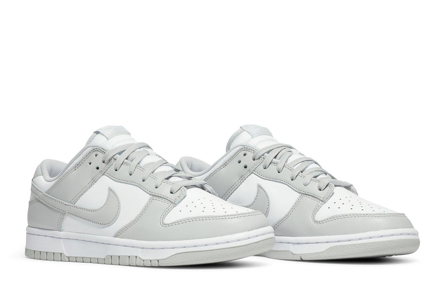 Vista frontal do Nike Nike Dunk Low Grey Fog mostrando biqueira e costuras