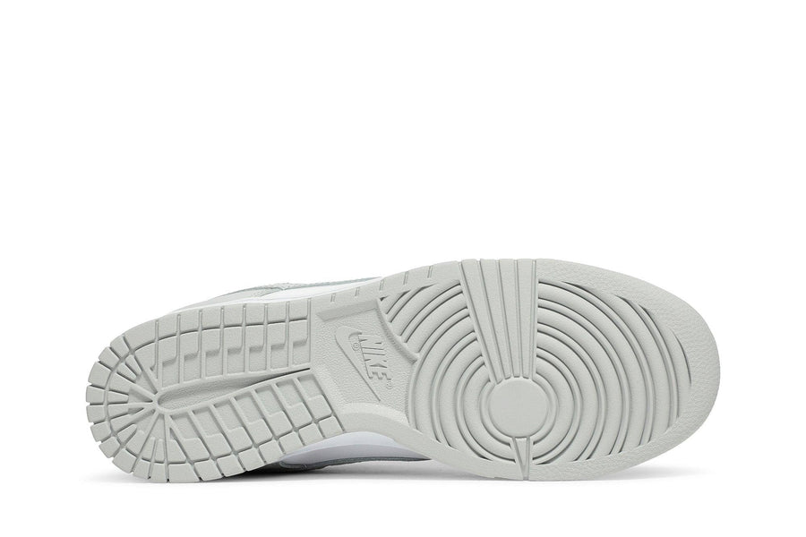 Vista traseira do Nike Nike Dunk Low Grey Fog mostrando calcanheira e detalhes do solado