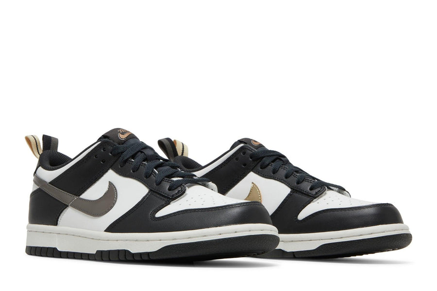 Vista frontal do Nike Nike Dunk Low GS Black/White Metallic mostrando biqueira e costuras