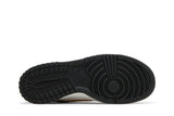 Vista traseira do Nike Nike Dunk Low GS Black/White Metallic mostrando calcanheira e detalhes do solado