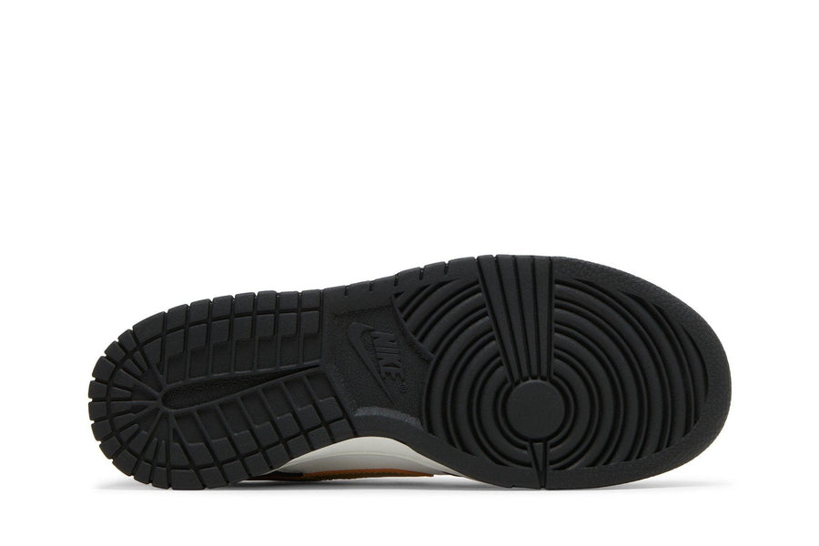 Vista traseira do Nike Nike Dunk Low GS Black/White Metallic mostrando calcanheira e detalhes do solado