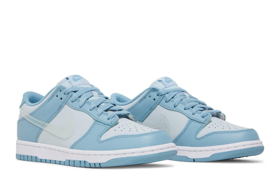 Vista frontal do Nike Nike Dunk Low Blue Clear Swoosh mostrando biqueira e costuras