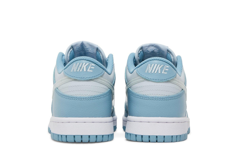 Vista superior do Nike Nike Dunk Low Blue Clear Swoosh mostrando abertura, lingueta e cadarços