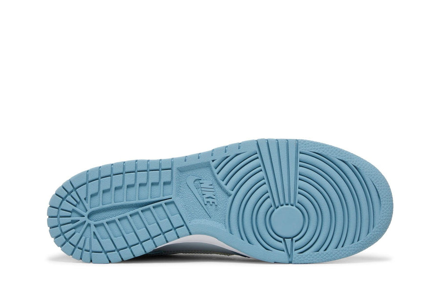 Vista traseira do Nike Nike Dunk Low Blue Clear Swoosh mostrando calcanheira e detalhes do solado