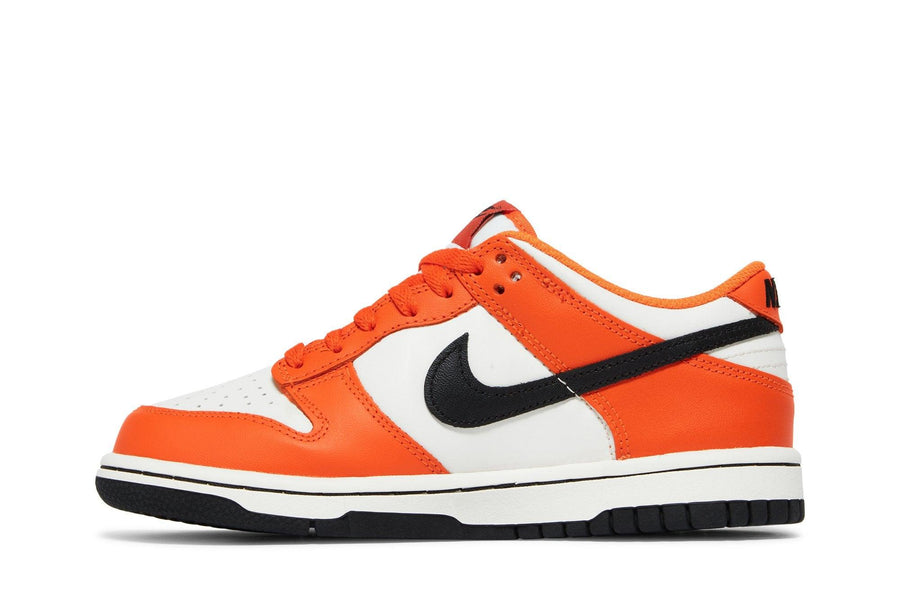 Vista lateral do Nike Nike Dunk Low GS Halloween (2022) mostrando design do cabedal e logo da marca
