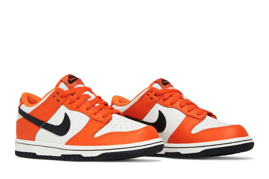 Vista frontal do Nike Nike Dunk Low GS Halloween (2022) mostrando biqueira e costuras