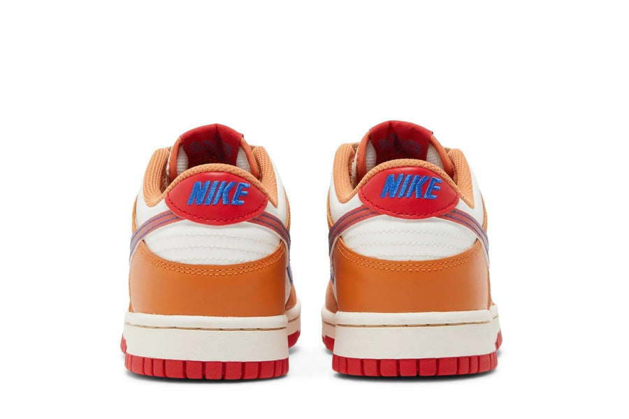 Vista superior do Nike Nike Dunk Low GS Orange Blue 'Hot Curry' mostrando abertura, lingueta e cadarços