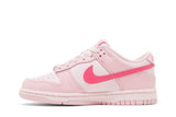 Vista lateral do Nike Nike Dunk Low Triple Pink mostrando design do cabedal e logo da marca