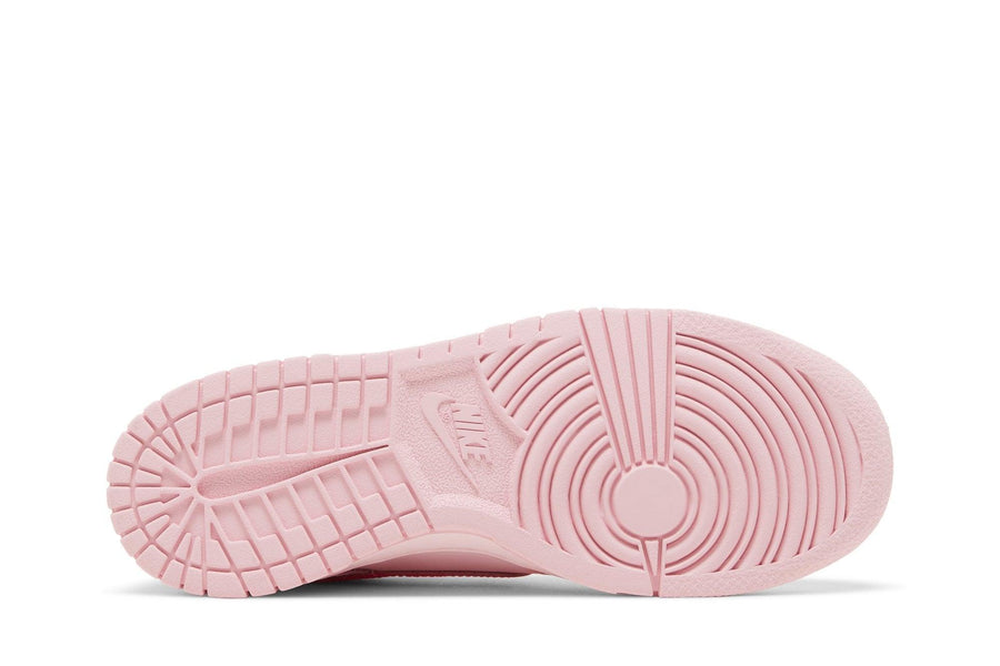 Vista traseira do Nike Nike Dunk Low Triple Pink mostrando calcanheira e detalhes do solado