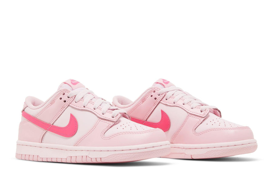 Vista frontal do Nike Nike Dunk Low Triple Pink mostrando biqueira e costuras