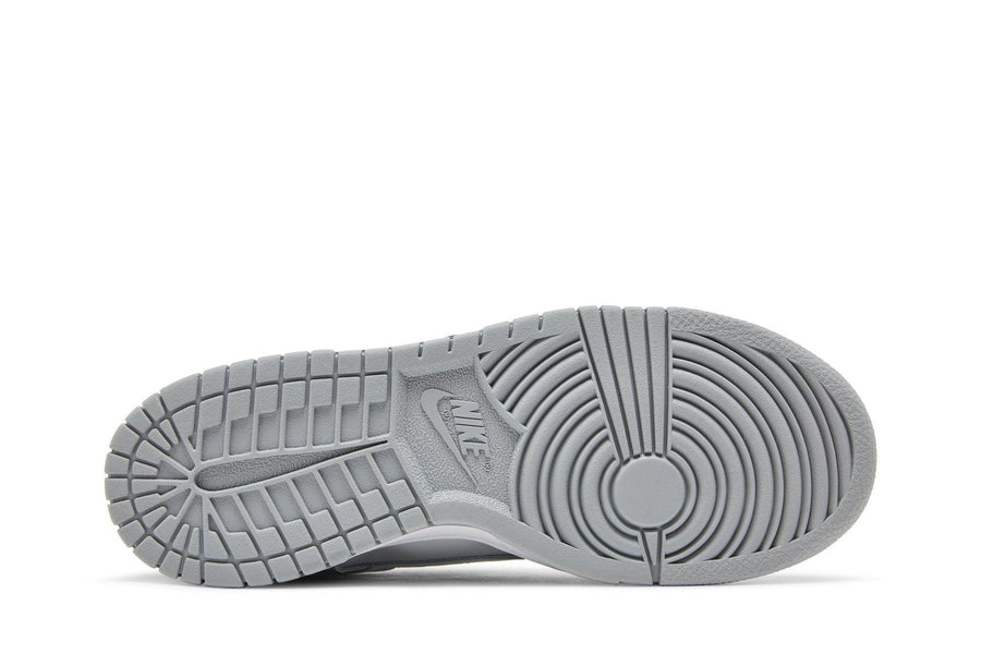 Vista traseira do Nike Nike Dunk Low GS Two Toned Grey mostrando calcanheira e detalhes do solado