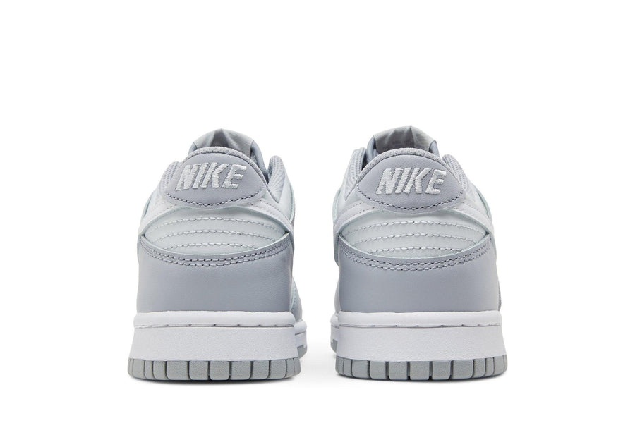 Vista superior do Nike Nike Dunk Low GS Two Toned Grey mostrando abertura, lingueta e cadarços