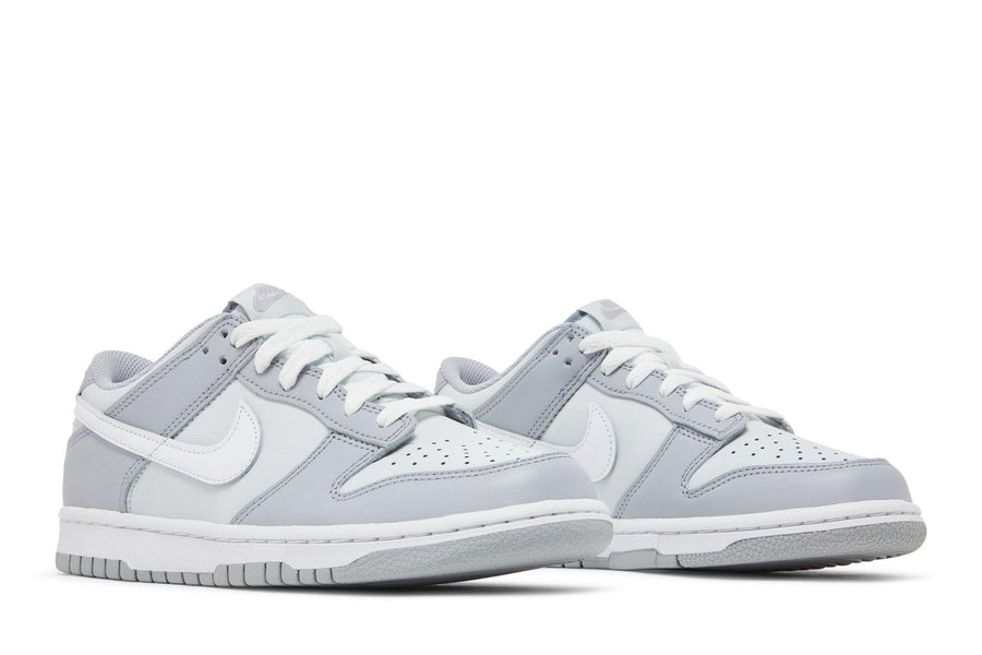 Vista frontal do Nike Nike Dunk Low GS Two Toned Grey mostrando biqueira e costuras