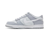Vista lateral do Nike Nike Dunk Low GS Two Toned Grey mostrando design do cabedal e logo da marca