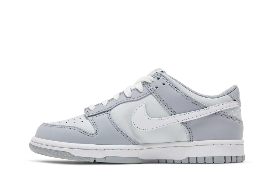 Vista lateral do Nike Nike Dunk Low GS Two Toned Grey mostrando design do cabedal e logo da marca