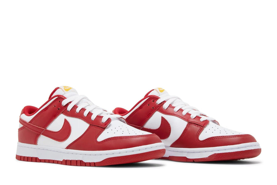 Vista frontal do Nike Nike Dunk Low Gym Red mostrando biqueira e costuras