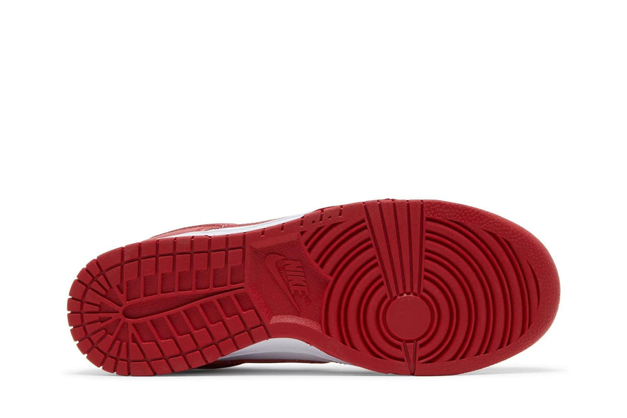 Vista traseira do Nike Nike Dunk Low Gym Red mostrando calcanheira e detalhes do solado