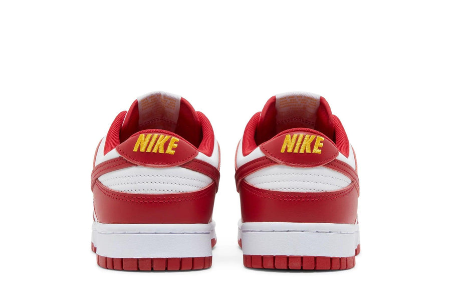 Vista superior do Nike Nike Dunk Low Gym Red mostrando abertura, lingueta e cadarços