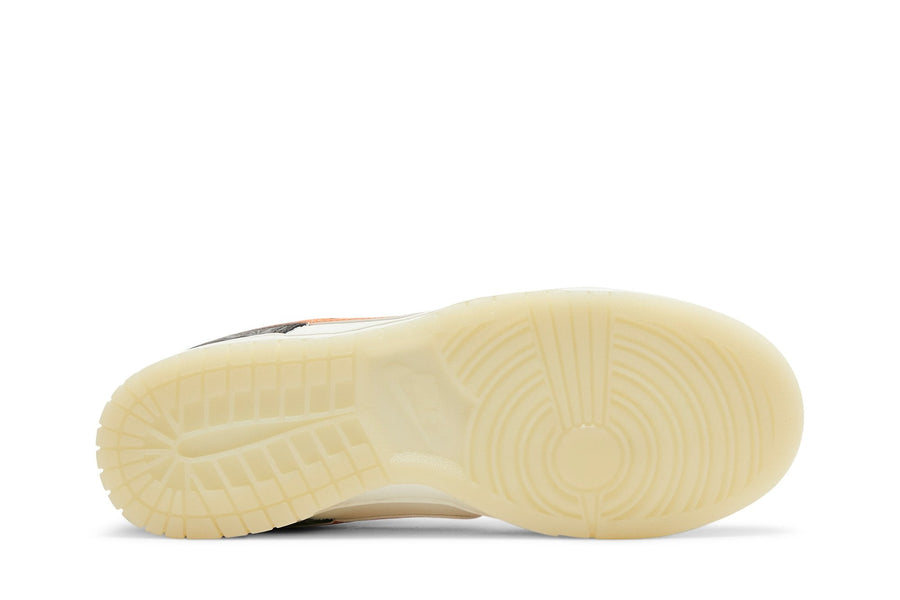 Vista frontal do Nike Nike Dunk Low "Halloween 2021" mostrando biqueira e costuras