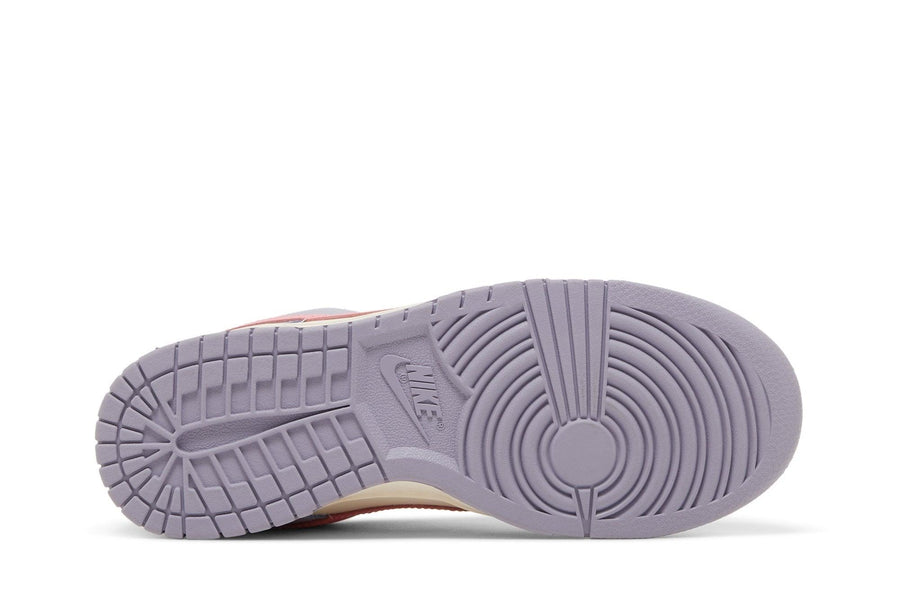 Vista traseira do Nike Nike Dunk Low Indigo Haze mostrando calcanheira e detalhes do solado