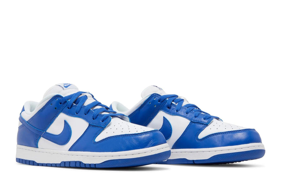 Vista frontal do Nike Nike Dunk Low Kentucky mostrando biqueira e costuras