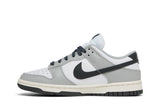 Vista lateral do Nike Nike Dunk Low Light Smoke Grey mostrando design do cabedal e logo da marca