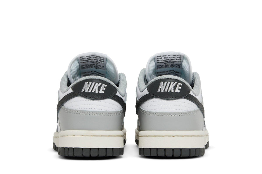 Vista superior do Nike Nike Dunk Low Light Smoke Grey mostrando abertura, lingueta e cadarços