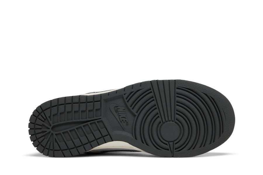 Vista traseira do Nike Nike Dunk Low Light Smoke Grey mostrando calcanheira e detalhes do solado