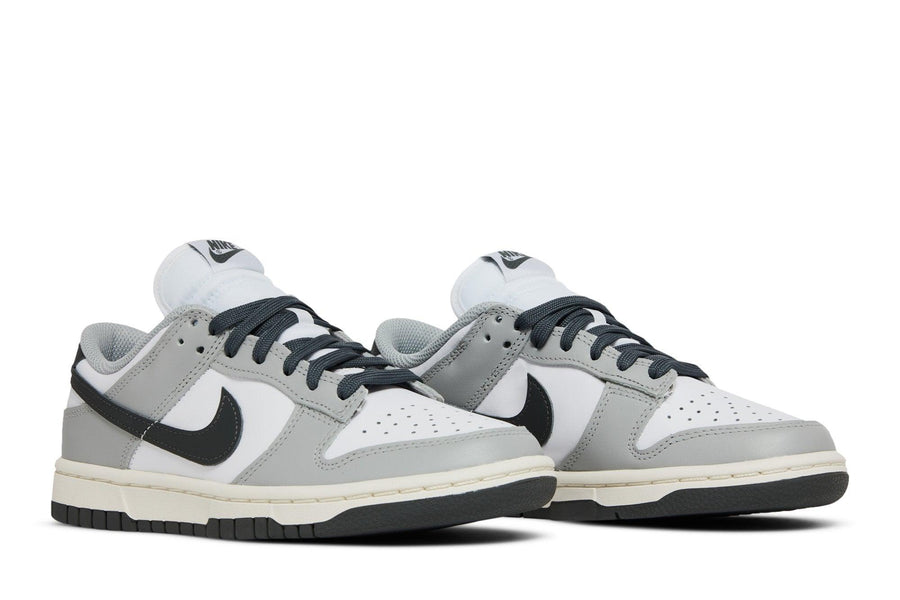 Vista frontal do Nike Nike Dunk Low Light Smoke Grey mostrando biqueira e costuras